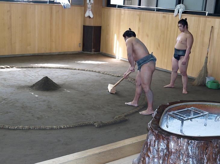 Dohyo cleaning